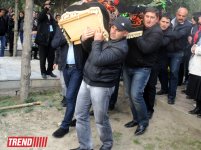 "Bu gün mən bura sizinlə görüşə gəldim" - Yaşar Nuri son mənzilə alqışlarla yola salındı (FOTO-2)