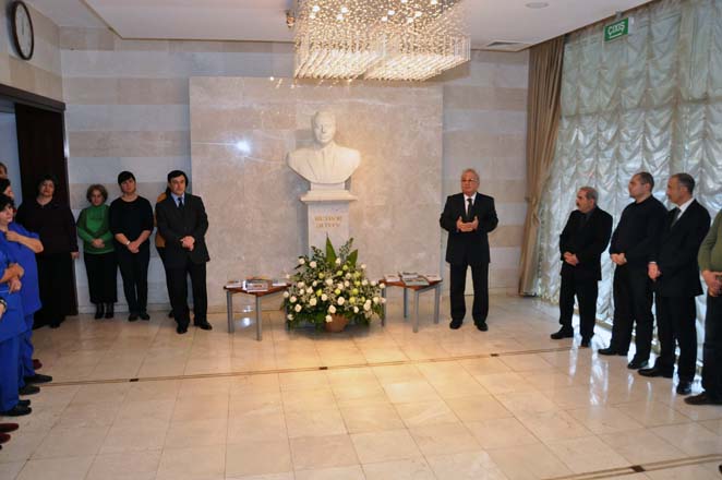 Heydər Əliyev Sarayında ulu öndərin anım mərasimi keçirilib (FOTO)