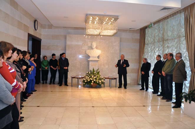 Heydər Əliyev Sarayında ulu öndərin anım mərasimi keçirilib (FOTO)
