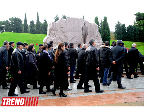 Azərbaycan ictimaiyyəti ümummilli lider Heydər Əliyevin vəfatının doqquzuncu ildönümündə Fəxri xiyabanı ziyarət edir (ƏLAVƏ OLUNUB) (FOTO)