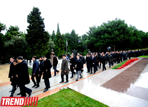 Azərbaycan ictimaiyyəti ümummilli lider Heydər Əliyevin vəfatının doqquzuncu ildönümündə Fəxri xiyabanı ziyarət edir (ƏLAVƏ OLUNUB) (FOTO)