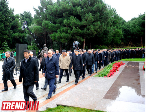 Azərbaycan ictimaiyyəti ümummilli lider Heydər Əliyevin vəfatının doqquzuncu ildönümündə Fəxri xiyabanı ziyarət edir (ƏLAVƏ OLUNUB) (FOTO)