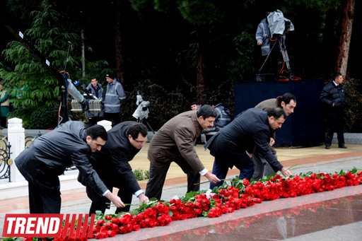 Azərbaycan ictimaiyyəti ümummilli lider Heydər Əliyevin vəfatının doqquzuncu ildönümündə Fəxri xiyabanı ziyarət edir (ƏLAVƏ OLUNUB) (FOTO)