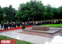 Azərbaycan ictimaiyyəti ümummilli lider Heydər Əliyevin vəfatının doqquzuncu ildönümündə Fəxri xiyabanı ziyarət edir (ƏLAVƏ OLUNUB) (FOTO)
