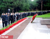 Azərbaycan ictimaiyyəti ümummilli lider Heydər Əliyevin vəfatının doqquzuncu ildönümündə Fəxri xiyabanı ziyarət edir (ƏLAVƏ OLUNUB) (FOTO)