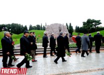 Azərbaycan ictimaiyyəti ümummilli lider Heydər Əliyevin vəfatının doqquzuncu ildönümündə Fəxri xiyabanı ziyarət edir (ƏLAVƏ OLUNUB) (FOTO)