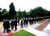 Azərbaycan ictimaiyyəti ümummilli lider Heydər Əliyevin vəfatının doqquzuncu ildönümündə Fəxri xiyabanı ziyarət edir (ƏLAVƏ OLUNUB) (FOTO)
