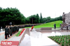 Azərbaycan ictimaiyyəti ümummilli lider Heydər Əliyevin vəfatının doqquzuncu ildönümündə Fəxri xiyabanı ziyarət edir (ƏLAVƏ OLUNUB) (FOTO)