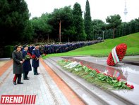 Azərbaycan ictimaiyyəti ümummilli lider Heydər Əliyevin vəfatının doqquzuncu ildönümündə Fəxri xiyabanı ziyarət edir (ƏLAVƏ OLUNUB) (FOTO)