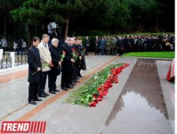 Azərbaycan ictimaiyyəti ümummilli lider Heydər Əliyevin vəfatının doqquzuncu ildönümündə Fəxri xiyabanı ziyarət edir (ƏLAVƏ OLUNUB) (FOTO)