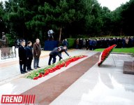 Azərbaycan ictimaiyyəti ümummilli lider Heydər Əliyevin vəfatının doqquzuncu ildönümündə Fəxri xiyabanı ziyarət edir (ƏLAVƏ OLUNUB) (FOTO)