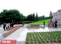 Azərbaycan ictimaiyyəti ümummilli lider Heydər Əliyevin vəfatının doqquzuncu ildönümündə Fəxri xiyabanı ziyarət edir (ƏLAVƏ OLUNUB) (FOTO)