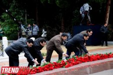 Azərbaycan ictimaiyyəti ümummilli lider Heydər Əliyevin vəfatının doqquzuncu ildönümündə Fəxri xiyabanı ziyarət edir (ƏLAVƏ OLUNUB) (FOTO)