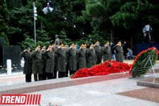 Azərbaycan ictimaiyyəti ümummilli lider Heydər Əliyevin vəfatının doqquzuncu ildönümündə Fəxri xiyabanı ziyarət edir (ƏLAVƏ OLUNUB) (FOTO)