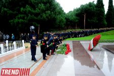 Azərbaycan ictimaiyyəti ümummilli lider Heydər Əliyevin vəfatının doqquzuncu ildönümündə Fəxri xiyabanı ziyarət edir (ƏLAVƏ OLUNUB) (FOTO)