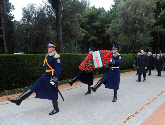 Azərbaycan Prezidenti İlham Əliyev ümummilli lider Heydər Əliyevin məzarını ziyarət edib (ƏLAVƏ OLUNUB) (FOTO)