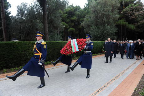 Azərbaycan Prezidenti İlham Əliyev ümummilli lider Heydər Əliyevin məzarını ziyarət edib (ƏLAVƏ OLUNUB) (FOTO)