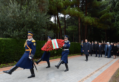 Azərbaycan Prezidenti İlham Əliyev ümummilli lider Heydər Əliyevin məzarını ziyarət edib (ƏLAVƏ OLUNUB) (FOTO)