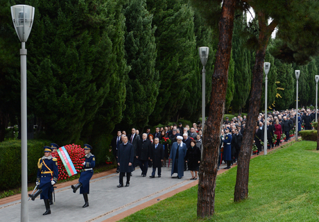 Azərbaycan Prezidenti İlham Əliyev ümummilli lider Heydər Əliyevin məzarını ziyarət edib (ƏLAVƏ OLUNUB) (FOTO)
