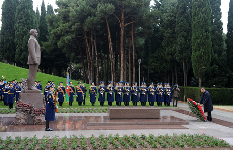 Azərbaycan Prezidenti İlham Əliyev ümummilli lider Heydər Əliyevin məzarını ziyarət edib (ƏLAVƏ OLUNUB) (FOTO)