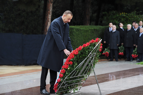 Azərbaycan Prezidenti İlham Əliyev ümummilli lider Heydər Əliyevin məzarını ziyarət edib (ƏLAVƏ OLUNUB) (FOTO)