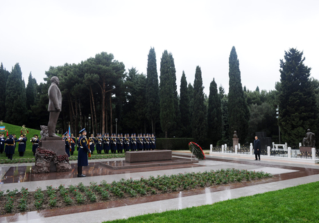 Azərbaycan Prezidenti İlham Əliyev ümummilli lider Heydər Əliyevin məzarını ziyarət edib (ƏLAVƏ OLUNUB) (FOTO)