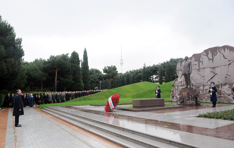 Azərbaycan Prezidenti İlham Əliyev ümummilli lider Heydər Əliyevin məzarını ziyarət edib (ƏLAVƏ OLUNUB) (FOTO)