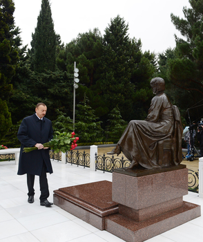 Azərbaycan Prezidenti İlham Əliyev ümummilli lider Heydər Əliyevin məzarını ziyarət edib (ƏLAVƏ OLUNUB) (FOTO)