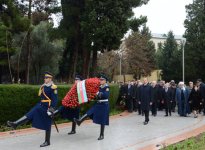 Azərbaycan Prezidenti İlham Əliyev ümummilli lider Heydər Əliyevin məzarını ziyarət edib (ƏLAVƏ OLUNUB) (FOTO)