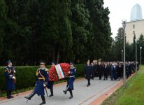 Azərbaycan Prezidenti İlham Əliyev ümummilli lider Heydər Əliyevin məzarını ziyarət edib (ƏLAVƏ OLUNUB) (FOTO)