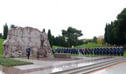 Azərbaycan Prezidenti İlham Əliyev ümummilli lider Heydər Əliyevin məzarını ziyarət edib (ƏLAVƏ OLUNUB) (FOTO)