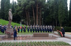 Azərbaycan Prezidenti İlham Əliyev ümummilli lider Heydər Əliyevin məzarını ziyarət edib (ƏLAVƏ OLUNUB) (FOTO)