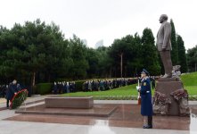 Azərbaycan Prezidenti İlham Əliyev ümummilli lider Heydər Əliyevin məzarını ziyarət edib (ƏLAVƏ OLUNUB) (FOTO)