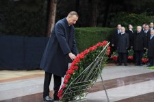 Azərbaycan Prezidenti İlham Əliyev ümummilli lider Heydər Əliyevin məzarını ziyarət edib (ƏLAVƏ OLUNUB) (FOTO)