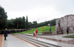 Azərbaycan Prezidenti İlham Əliyev ümummilli lider Heydər Əliyevin məzarını ziyarət edib (ƏLAVƏ OLUNUB) (FOTO)
