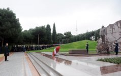 Azərbaycan Prezidenti İlham Əliyev ümummilli lider Heydər Əliyevin məzarını ziyarət edib (ƏLAVƏ OLUNUB) (FOTO)