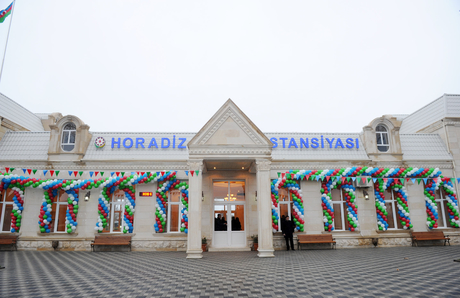 Prezident İlham Əliyev dəmir yolunun Horadiz stansiyasında sərnişin vağzalı binasının əsaslı təmirdən sonrakı vəziyyəti ilə tanış olub (FOTO)