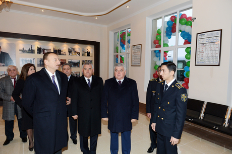 Prezident İlham Əliyev dəmir yolunun Horadiz stansiyasında sərnişin vağzalı binasının əsaslı təmirdən sonrakı vəziyyəti ilə tanış olub (FOTO)