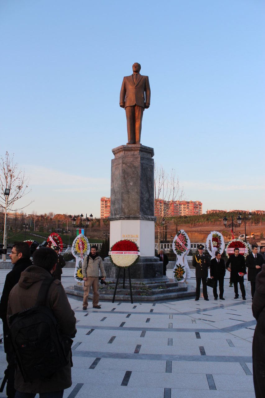 Ankarada ümummilli lider Heydər Əliyevin adını daşıyan orta məktəb və parkın açılış mərasimləri keçirilib (FOTO)