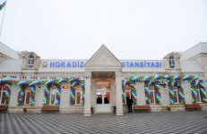 Prezident İlham Əliyev dəmir yolunun Horadiz stansiyasında sərnişin vağzalı binasının əsaslı təmirdən sonrakı vəziyyəti ilə tanış olub (FOTO)