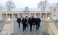 Prezident İlham Əliyev dəmir yolunun Horadiz stansiyasında sərnişin vağzalı binasının əsaslı təmirdən sonrakı vəziyyəti ilə tanış olub (FOTO)