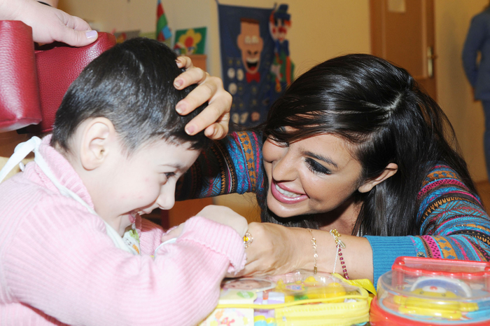 Leyla Əliyeva Bakıdakı Psixonevroloji Mərkəzin, 1 nömrəli uşaq evinin və qızlar yataqxanasının sakinləri ilə görüşmüşdür (FOTO)
