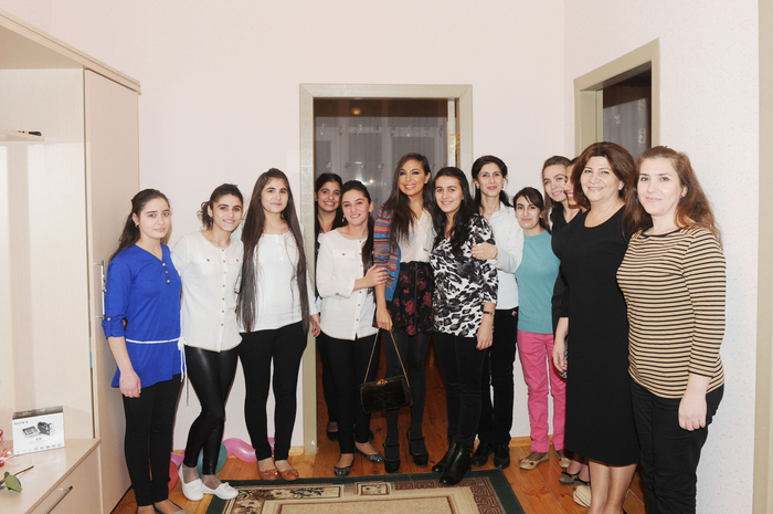 Leyla Əliyeva Bakıdakı Psixonevroloji Mərkəzin, 1 nömrəli uşaq evinin və qızlar yataqxanasının sakinləri ilə görüşmüşdür (FOTO)