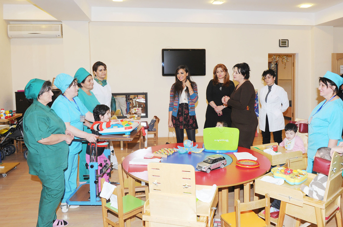 Leyla Əliyeva Bakıdakı Psixonevroloji Mərkəzin, 1 nömrəli uşaq evinin və qızlar yataqxanasının sakinləri ilə görüşmüşdür (FOTO)