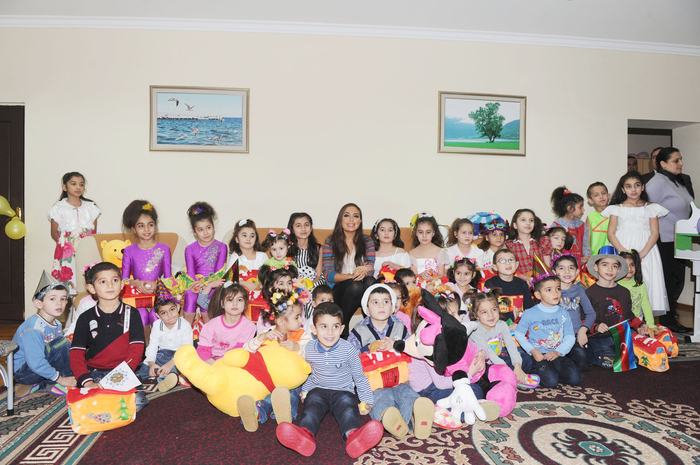 Leyla Əliyeva Bakıdakı Psixonevroloji Mərkəzin, 1 nömrəli uşaq evinin və qızlar yataqxanasının sakinləri ilə görüşmüşdür (FOTO)