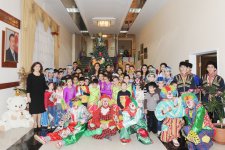 Leyla Əliyeva Bakıdakı Psixonevroloji Mərkəzin, 1 nömrəli uşaq evinin və qızlar yataqxanasının sakinləri ilə görüşmüşdür (FOTO)