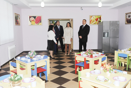Prezident İlham Əliyev və xanımı Müşfiqabad qəsəbəsində əsaslı təmir edilmiş körpələr evi-uşaq bağçasında yaradılan şəraitlə tanış olublar (FOTO)