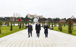 Prezident İlham Əliyev Bakının Xətai rayonunda yeni salınan parkda yaradılan şəraitlə tanış olub (FOTO)