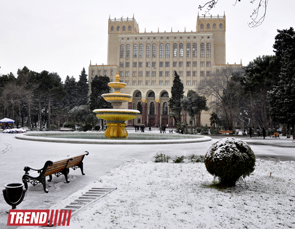Bəyaza bürünmüş Bakı (FOTO)