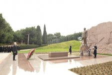 Serbiya Prezidenti Tomislav Nikoliç Fəxri və Şəhidlər xiyabanlarını ziyarət edib (ƏLAVƏ OLUNUB) (FOTO)